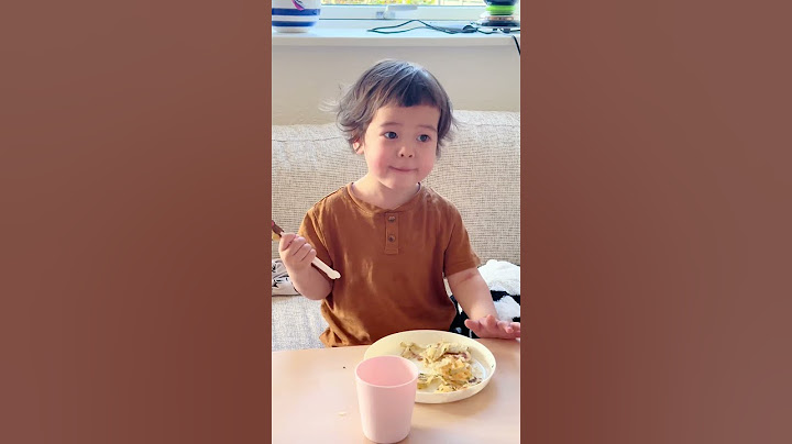 天天早上吃麦片，偶尔一顿葱油饼把姐弟俩香迷糊了 以前吃腻了的中国菜，现在成了姐弟俩梦寐以求的美食了～#混血宝宝 #萌娃 #日常 #姐弟俩的快乐时光