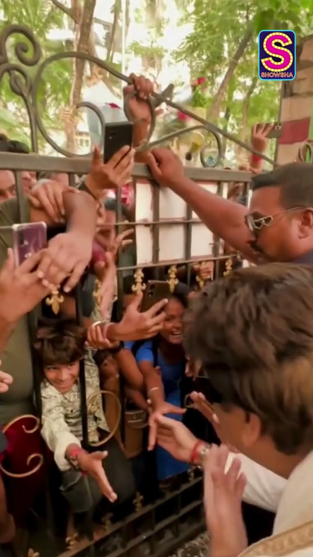 The OG ‘Hero No 1’ Govinda Has A Cute Interaction With His Little Fans, Spotted With Blue Bracelet