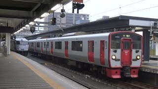 大分駅を出発する日豊本線上り815系と停車中の特急にちりん787系