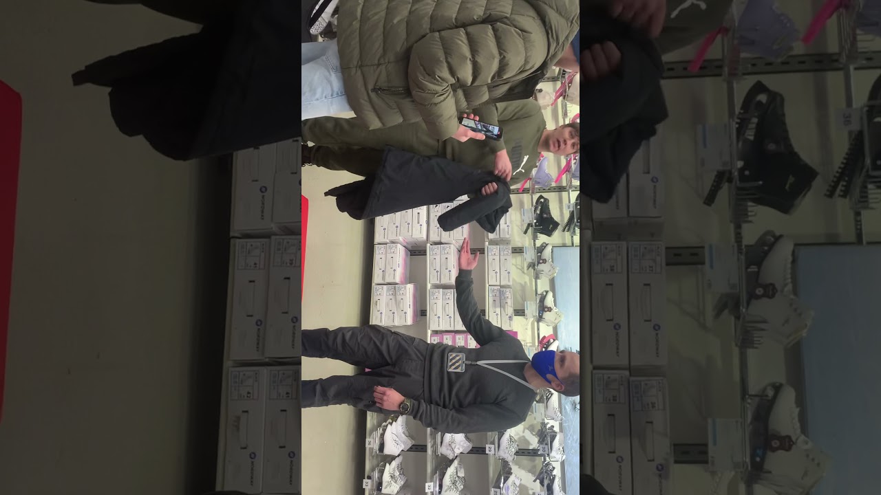 Охранник поймал воровку. Охранники поймали графитершу