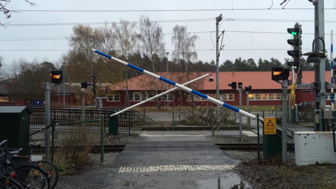 Plattformsbommar Täby Kyrkby / Swedish platform path level crossings