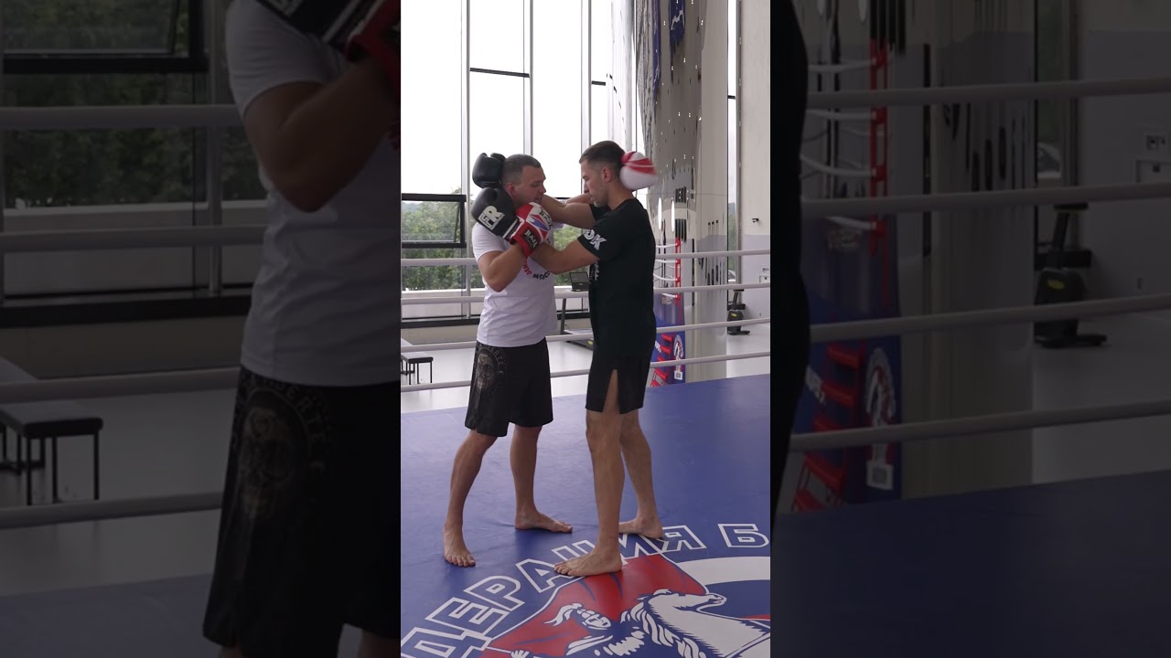 защита от бокового удара коленом в тайском клинче.  