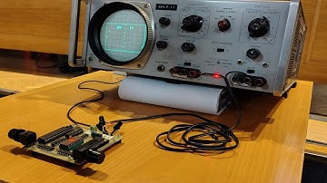 Jugando al primer videojuego español, creado en 1977, en la Universidad Politécnica de Madrid