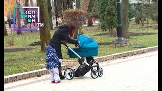 Неадекватная мамаша не может успокоить ребенка в коляске - Эксперимент