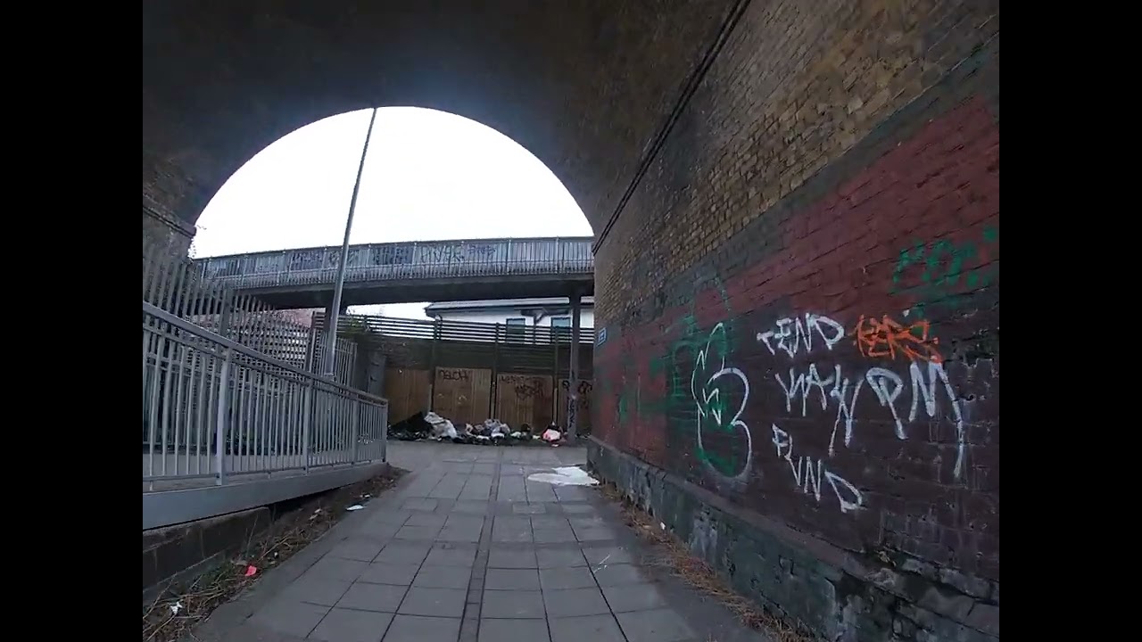 Walking From Brent Cross Shopping Centre to Brent Cross Underground Station (24/01/2022)