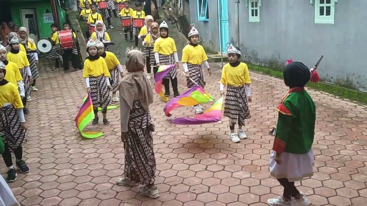 Kirab haflatul imtihan yang ke 14 pondok pesantren tuhfatul ulum jambaran Plalangan sumbermalang 