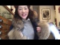 雪の日。赤いベレー帽の被り方。ファー付きロングコートを合わせて。