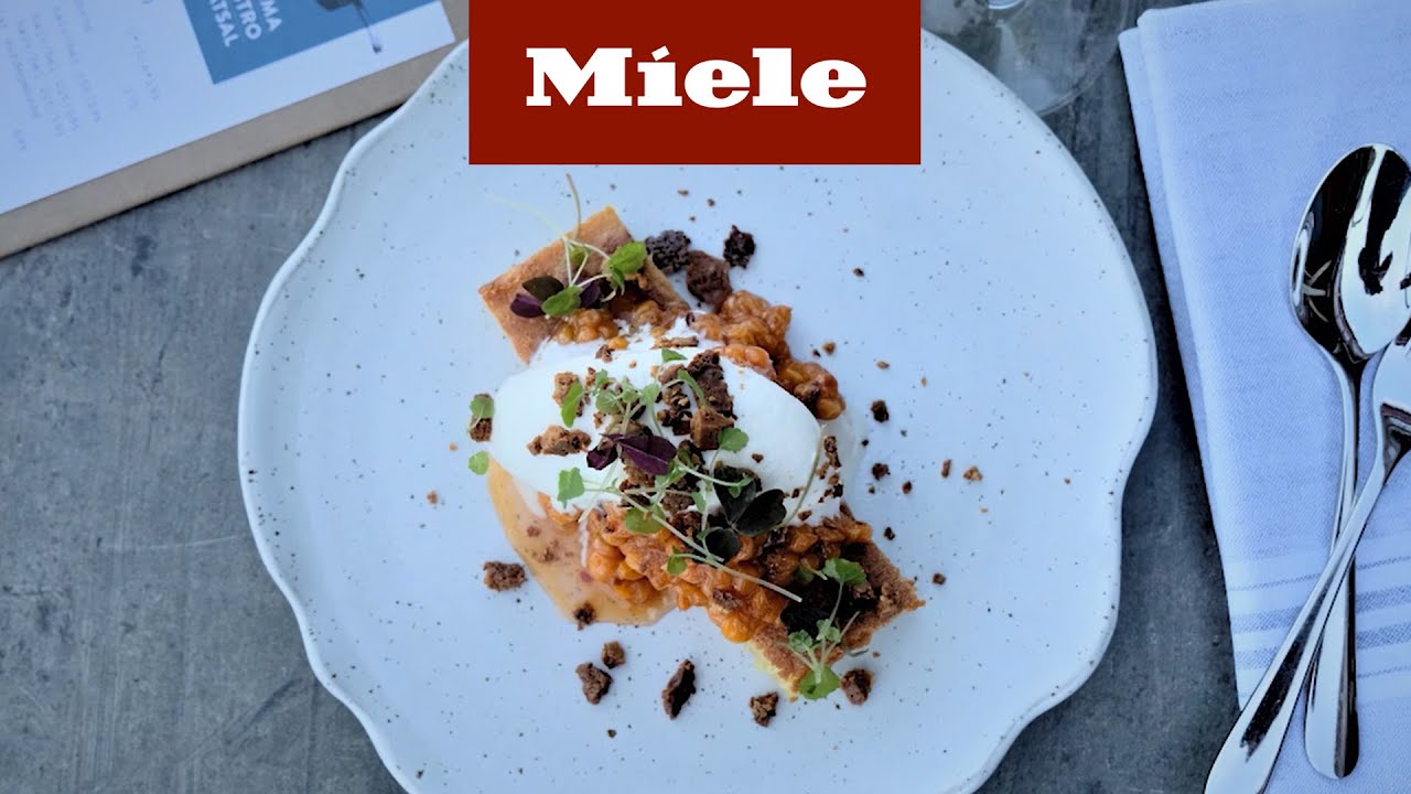 Mandelkaka med myltade hjortron och Crème fraiche-sorbet presenteras av Simon Laiti I Miele