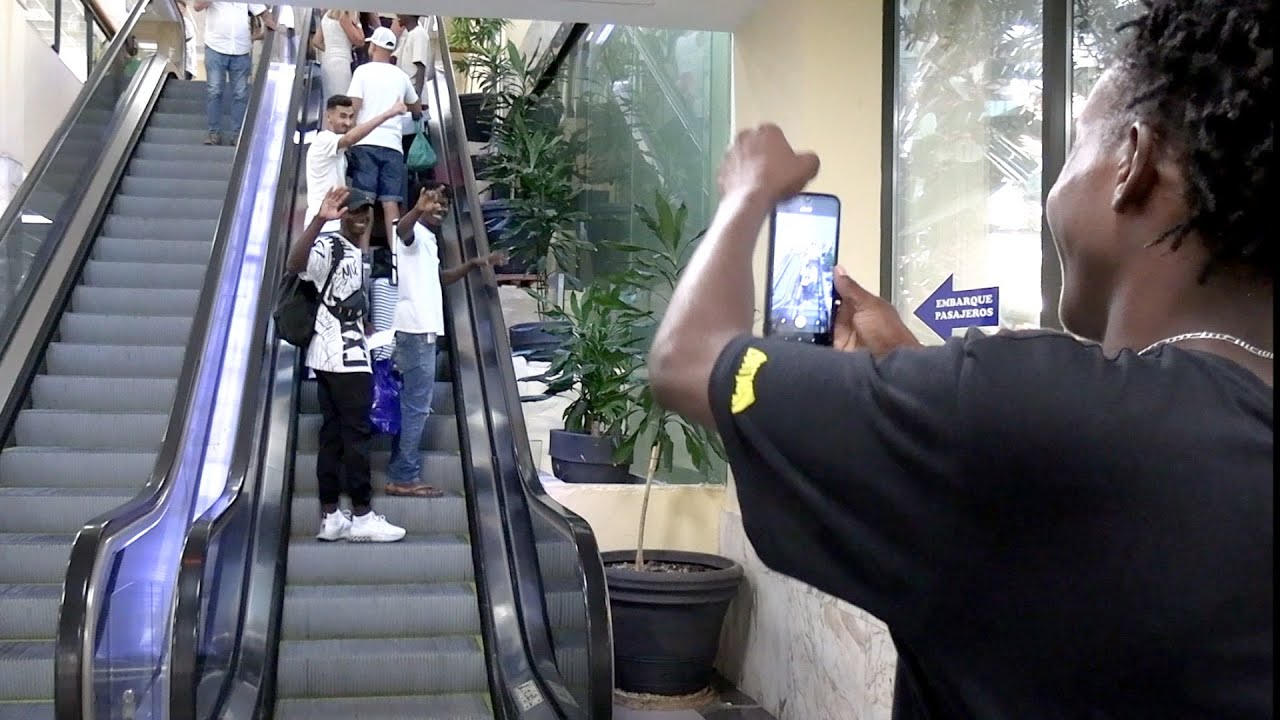 Un grupo de 16 inmigrantes abandona el CETI