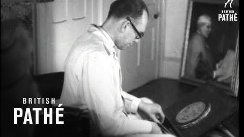 Vicar Sculptor Aka Lloyds Medal (1941)