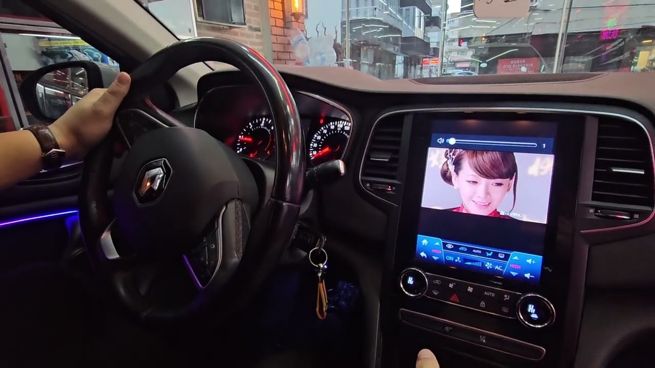 Megan 4 Ambiyans Aydınlatma Kablosuz Carplayli Tesla Ekran