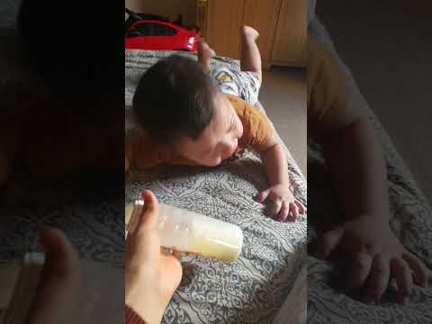 باجي و في أيدي الرضعه عشان اغدي النونه