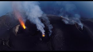 Un drone en plein cœur des cratères du volcan Stromboli