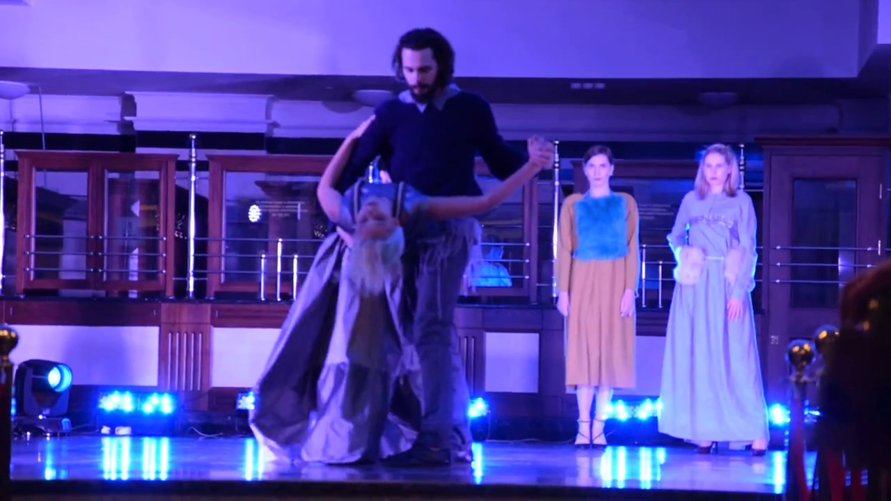 Фрагмент перформанса театра мод 