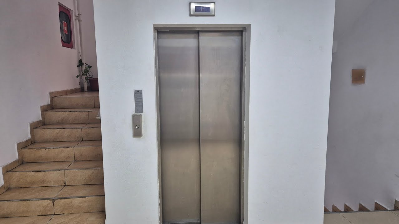 2007 Otis 2000 VF MRL Traction elevator at Strada Vulturilor 18-18A, Bucharest, Romania