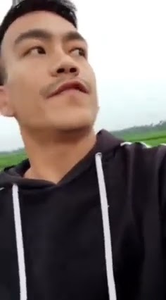 Artis tweeter Julian out door di sawah.