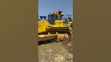 Watch the Komatsu D375A Bulldozer Cruise Through a Car Park
