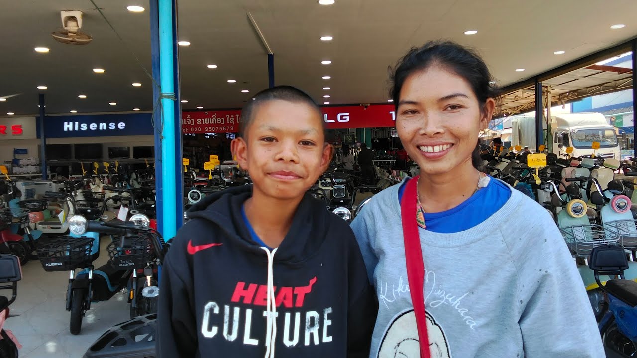 เอี้ยงสาวลาว ชาแนล กำลังถ่ายทอดสด!