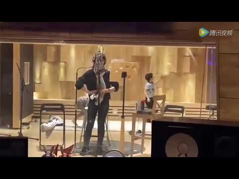 刘涛进棚录制《欢乐颂2》安迪主题曲，身后俩娃相当抢镜！