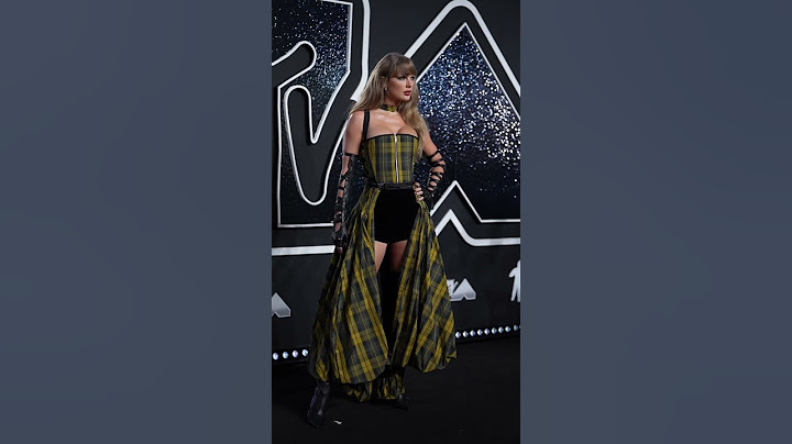 Taylor Swift Takes Over the VMAs Red Carpet