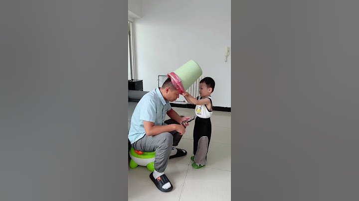 小宝宝太可爱了聪明灵利，这样套垃圾带又快又利索！#cute #baby #funny #comedy