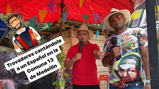 Trovadores paisas cantándole a un Español en la Comuna 13 de Medellín