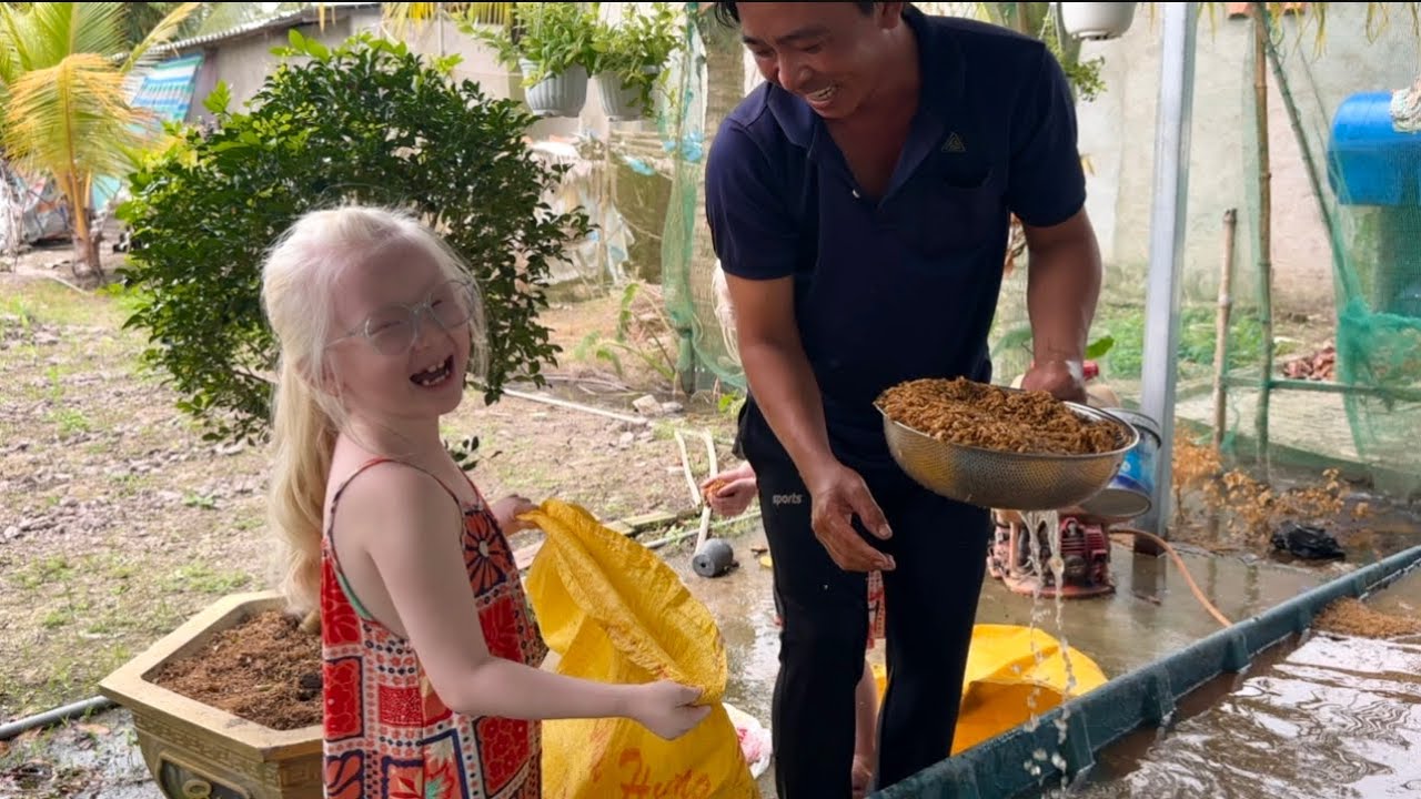 Cuối tuần được nghỉ Tâm Tâm ở nhà phụ cha làm việc - SONG SINH THIÊN THẦN 