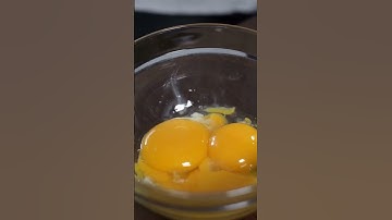 How to Tell If an Egg Is Fresh in Seconds! 🥚💧#LifeHack #KitchenTips #Shorts #LifeHack #howto