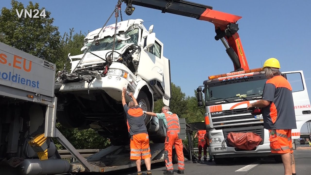 27.08.2019 - VN24 - (Teil2) Silozug prallt auf Sattelzug - Bergung zweiter LKW