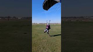 Необычный прыжок с парашютом - парашютист выполняет трюки на приземлении | #SwoopFreestyle