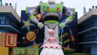 Here is a walk-through tour of disney's all-star movies resort. check
out my theme park blog: http://themeparktours.blogspot.com/ filmed on
august 11th, 2011...