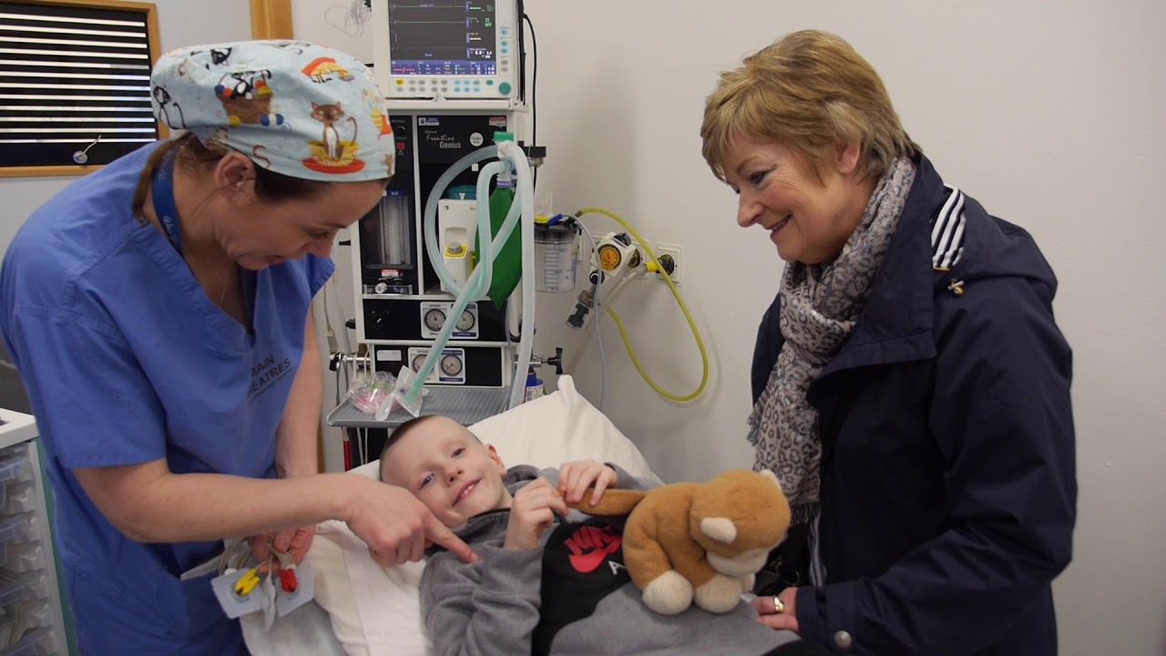 Детский визит в операционную - больница Алтнагелвин