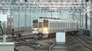 静岡駅に到着する211系2両編成のGG6編成＋313系の3両編成