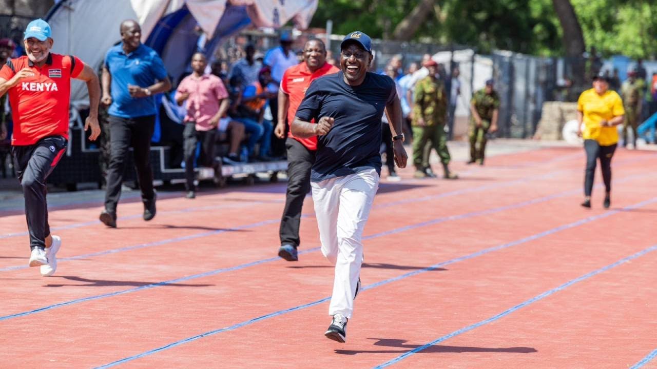 ПОСМОТРИТЕ, КАК ПРЕЗИДЕНТ РУТО ВЫИГРАЛ ЗАБЕГ НА 50 МЕТРОВ ВО ВРЕМЯ МЕЖПАРЛАМЕНТСКИХ ИГРЫ ВАС В МО...