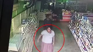 穿宽松长裙偷奶粉 3印裔女偷窃过程曝光