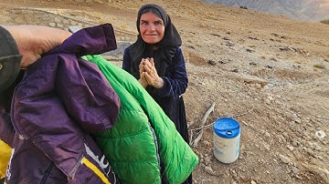 The Kind Operator Giving Winter Clothes to Grandma to Fight Homelessness