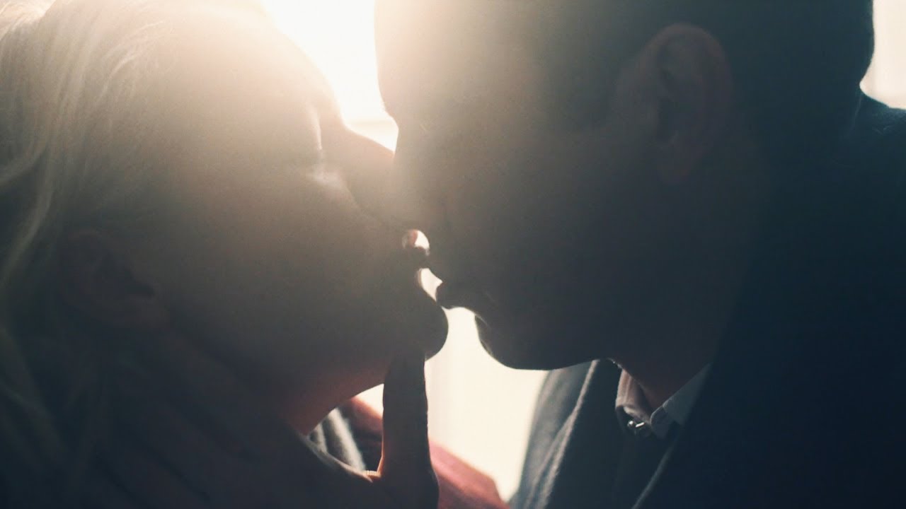 The Handmaid's Tale 4x09 / Kiss Scene — June and Nick (Elisabeth