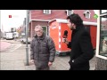 Jakhals Erik krijgt klappen in Volendam voor De Wereld Draait Door (DWDD) 19-11-2010