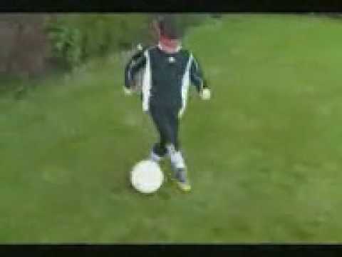 Madin Mohammad - Un crack de 6 años jugando al fútbol.