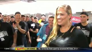 Présentatrice - Meredith Marakovits - Arrosée en robe noire par les joueurs de Baseball