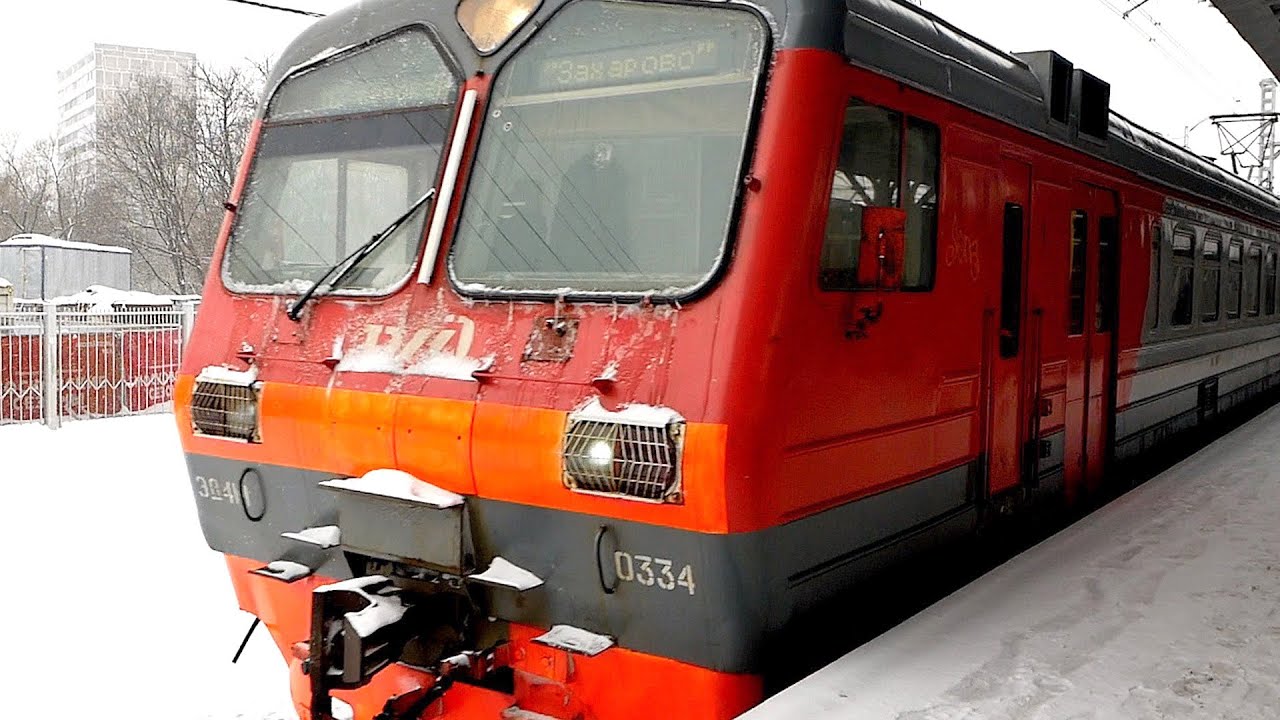 С какой скоростью едет электропоезд