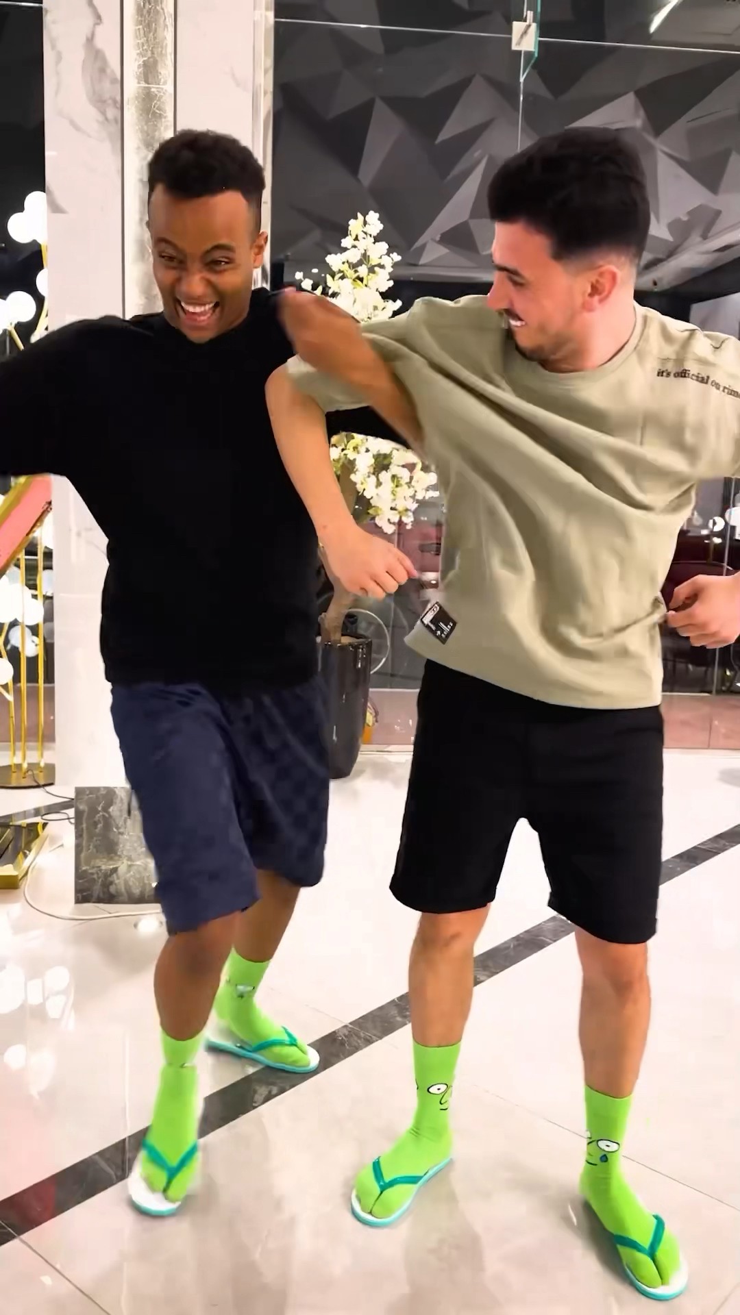 اتحداك ما تضحك?