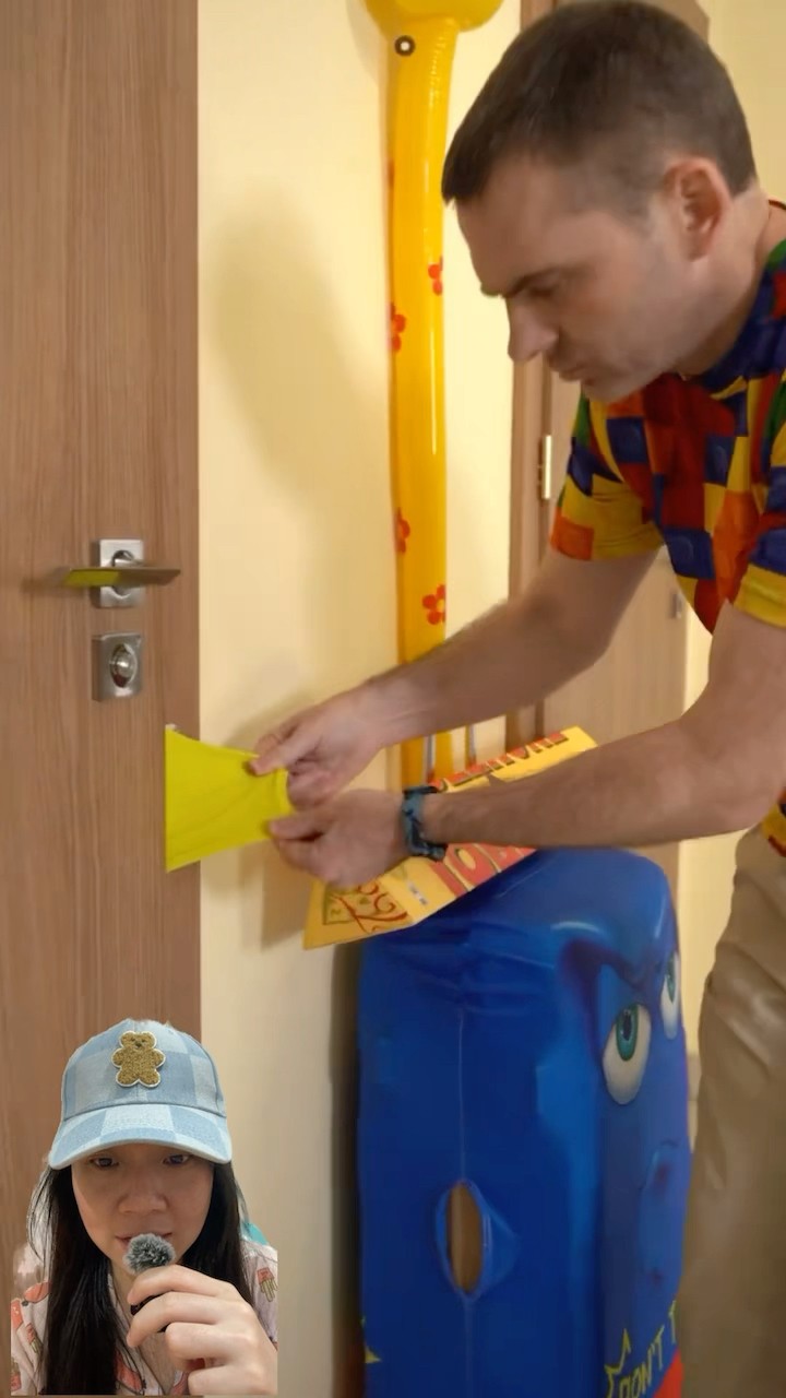 PAPA MOTONG BAJU KUNING ADEK KEJEPIT PINTU #shorts