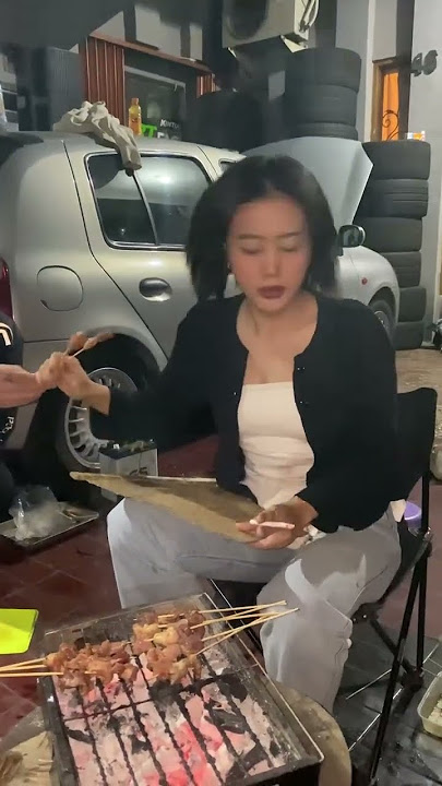 cewek merokok sambil menyate