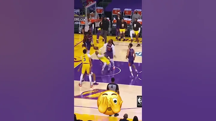 Lebron James Puts on a Show with Jaw-Dropping Reverse Moves and Finishes with a Thunderous Dunk! 🥷🏽