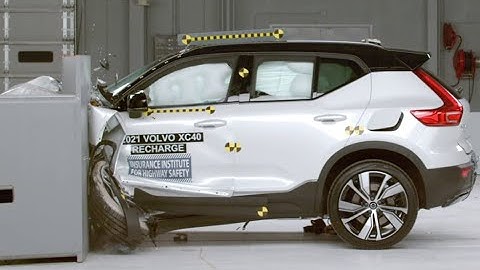 2021 Volvo XC40 Recharge driver-side small overlap crash test (extended footage)
