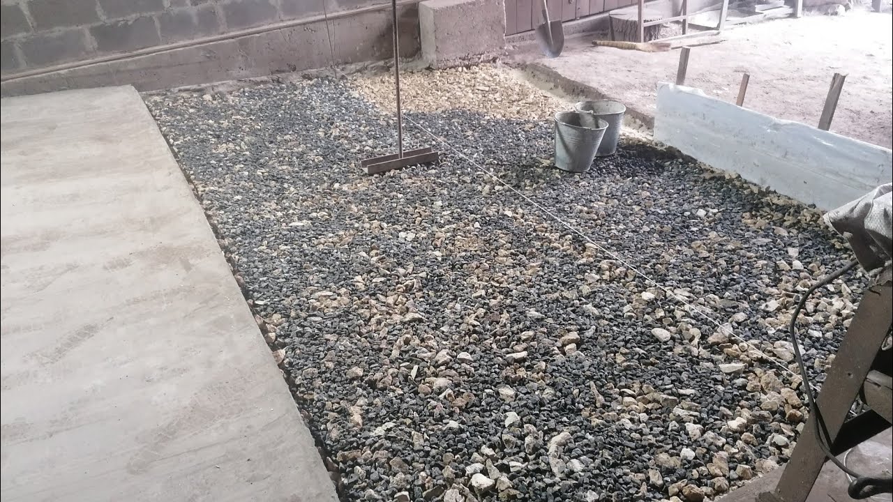 Справи будівельні.Заливка бетону в ангарі для техніки.