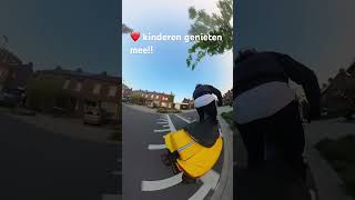 Kinderen genieten mee van de runner #fy #172cc #sm06 #bikelife #fyp #runner #viralvideo