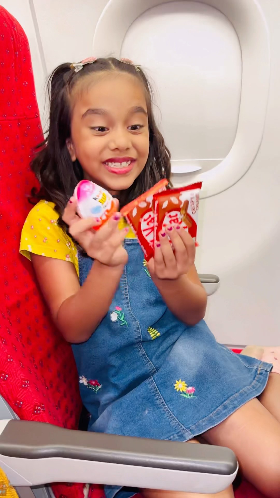 Amaira ko flight m bhi mili kinderJoy ￼?? #shorts #thegeetagurjar