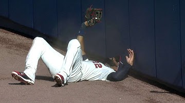 Heyward makes a tremendous sliding grab